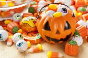 Pumpkin pail with sweets, remember these Halloween candy tips!